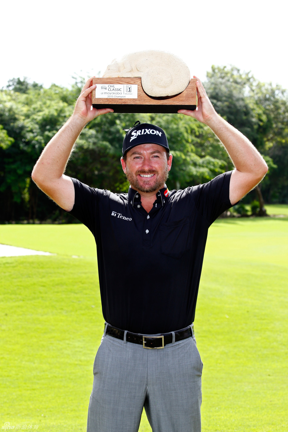 德尚博在加洞赛中屏息凝视,小球向着果岭旗杆精准飞去。