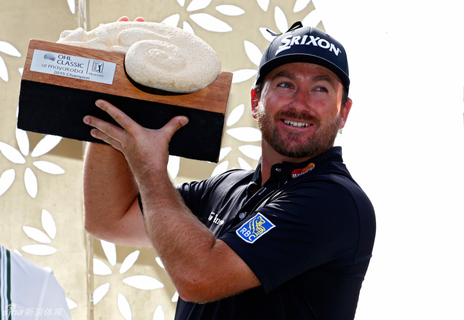 加洞赛关键一击后,德尚博目光灼灼,紧盯着小球落点,充满对胜利的渴望。