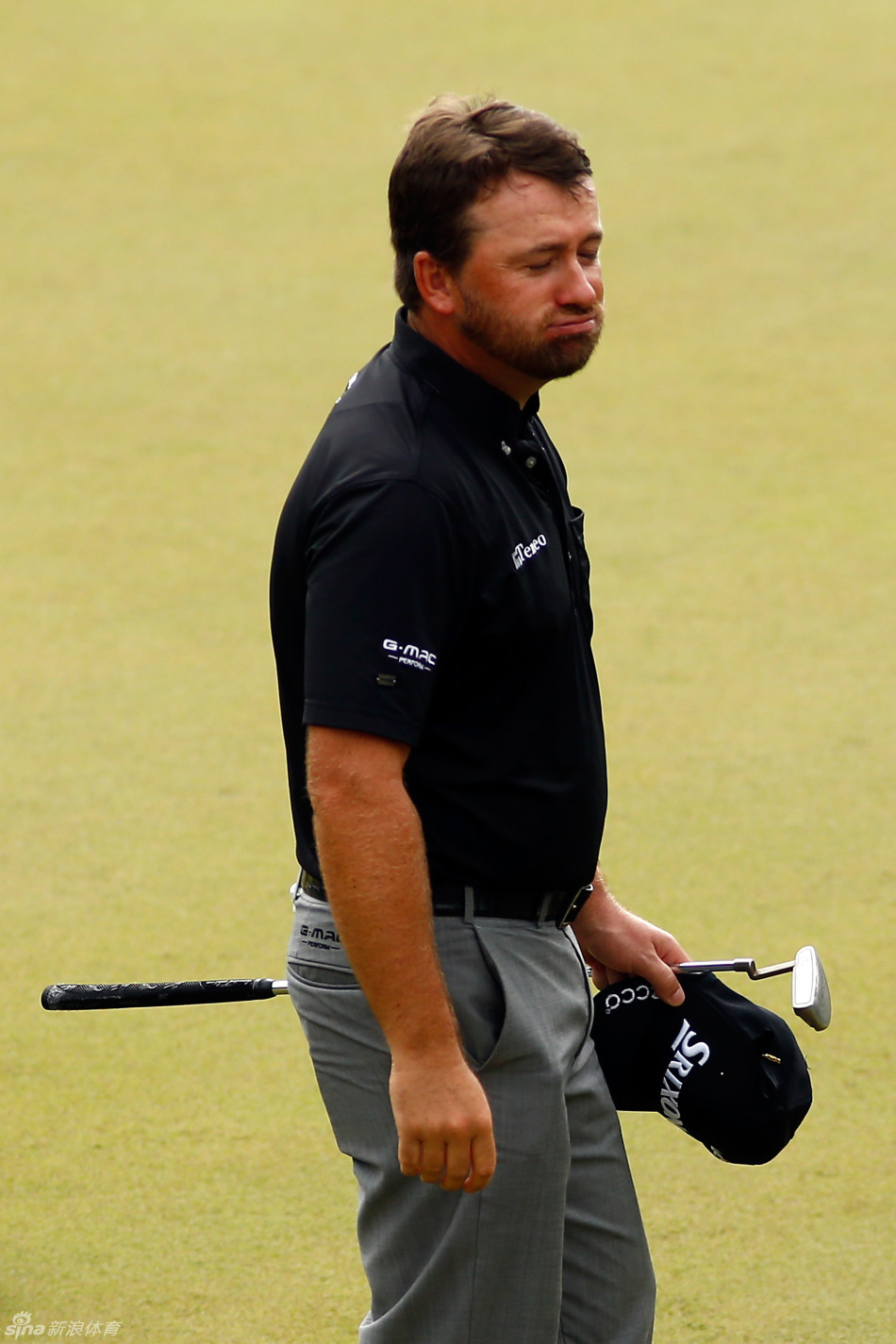 德尚博深情亲吻来之不易的冠军奖杯,十六个月的等待让这一刻无比甜蜜。