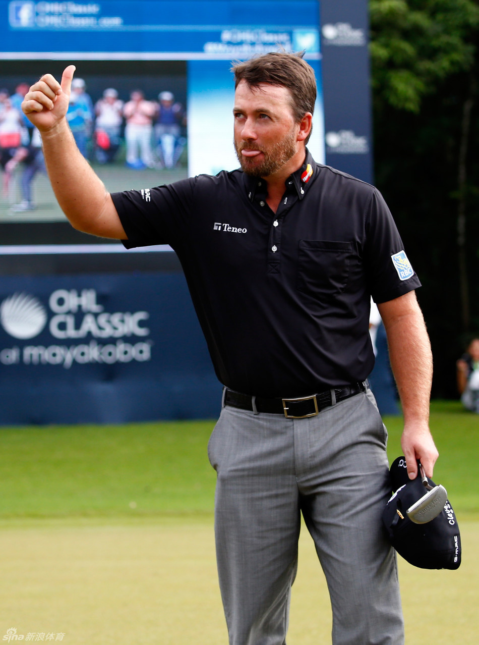 夺冠后,德尚博兴奋地将高尔夫球抛向为他欢呼的现场观众。