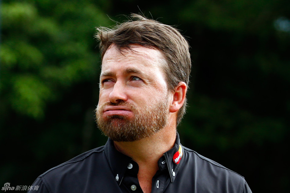 颁奖仪式上,德尚博与赛事嘉宾共同庆祝,共享胜利的荣耀时刻。