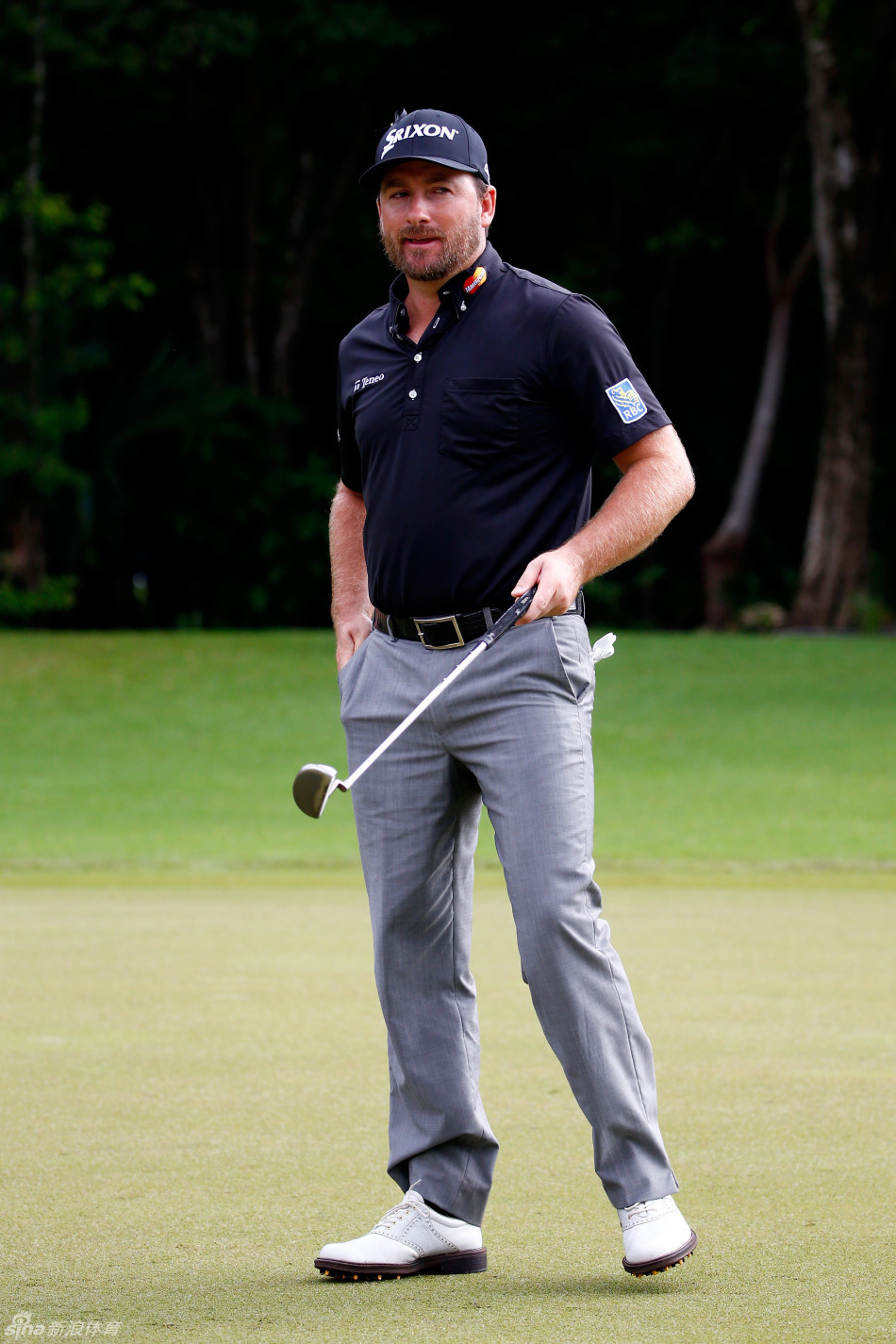 赛后在果岭边,德尚博与对手诺克斯微笑着握手,尽显体育精神与冠军风度。