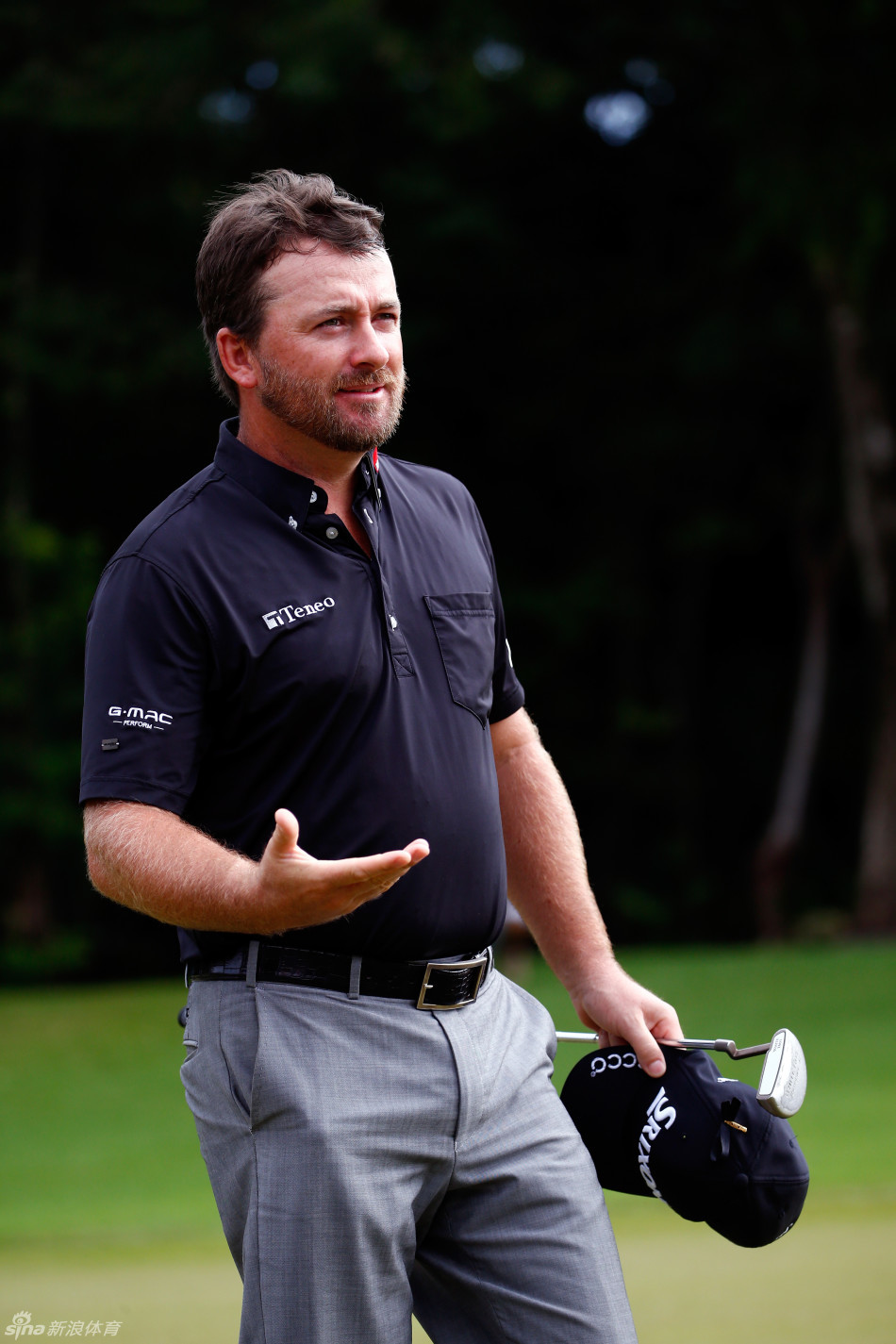 冠军推杆进洞瞬间,德尚博紧握双拳,仰天发出压抑已久的怒吼。