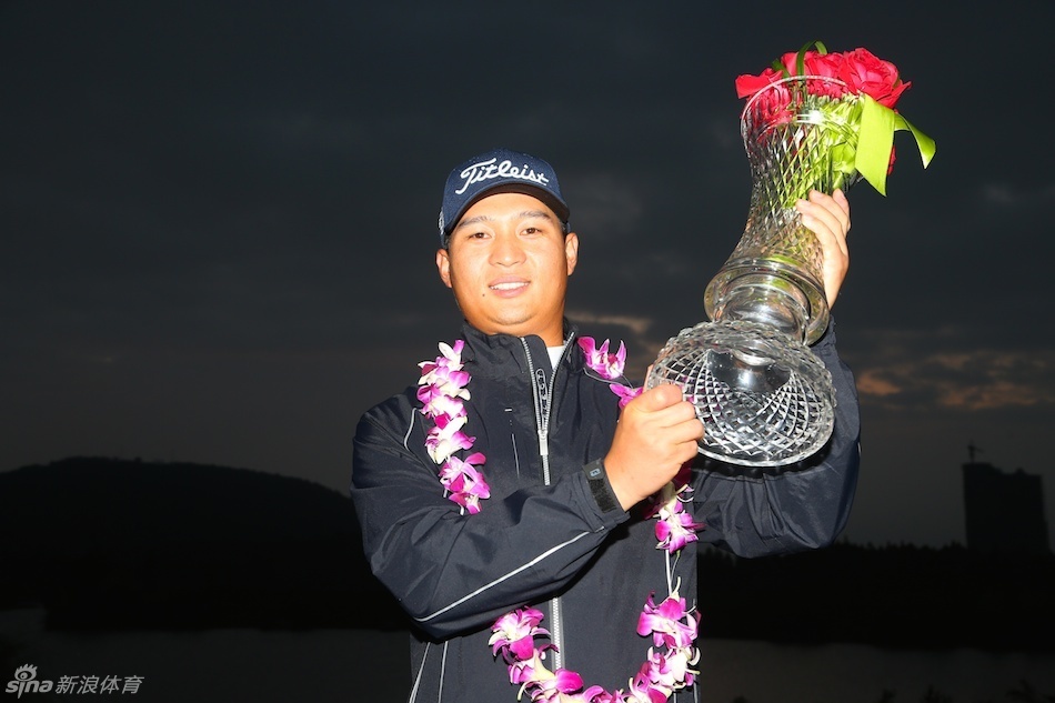 全体获奖选手在九龙山球场合影，冠亚季军手持奖杯并肩而立，共同定格这个属于中国高尔夫的夜晚