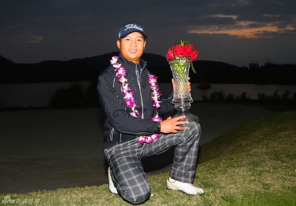 窦泽成向观众或同组球员示意，神情专注而沉稳，展现出超越年龄的比赛气质