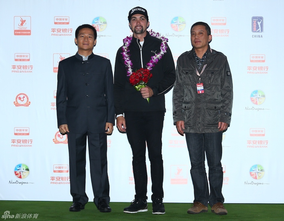 窦泽成在果岭上全神贯注地查看推杆线路，眉头微蹙，展现出一名职业球员的专注与执着