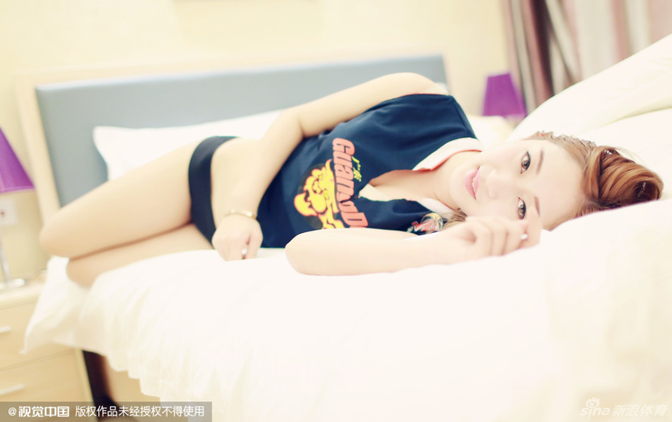 宏远宝贝身穿黑色亮片紧身衣，于观众席前回眸一笑，眼波流转间满是自信，仿佛在说“这场胜利我们拿定了”