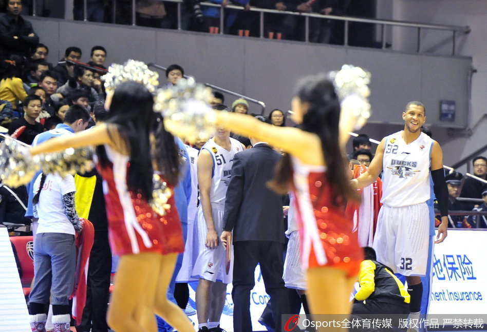 镜头精准捕捉到的瞬间，麦迪的眼神似乎被场边正在退场的篮球宝贝所吸引，嘴角带着一丝若有若无的微笑，这一幕立刻成为全场热议的话题。