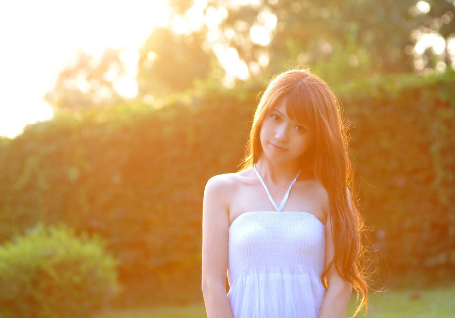 流川哈娜身穿湘北红色球衣，在午后的暖阳中抱膝而坐，眼神里满是对篮球少年们的温柔期待