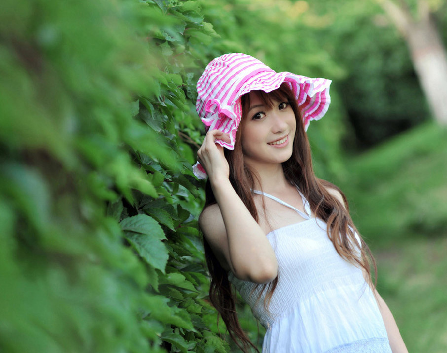 流川哈娜坐在地板上整理着《灌篮高手》的漫画书，画面温馨而怀旧，仿佛能听到湘北队的加油声在耳边回响