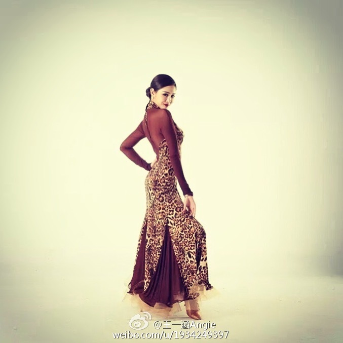 王一涵雙手抱著心愛的籃球，眼神清澈而堅定，背後是夕陽餘暉下的籃球場，畫面靜謐而充滿故事感。