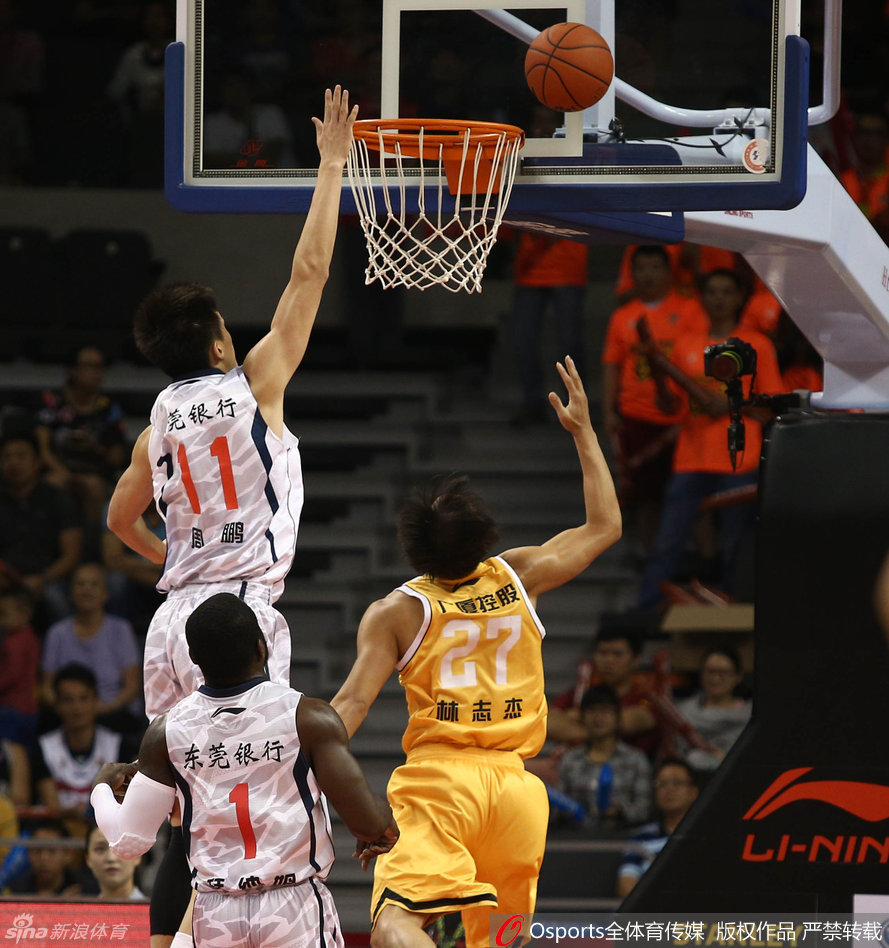 周鹏扛起防守重任，如移动长城般死死缠住林志杰，这次突破上篮是他强硬进攻的宣言。