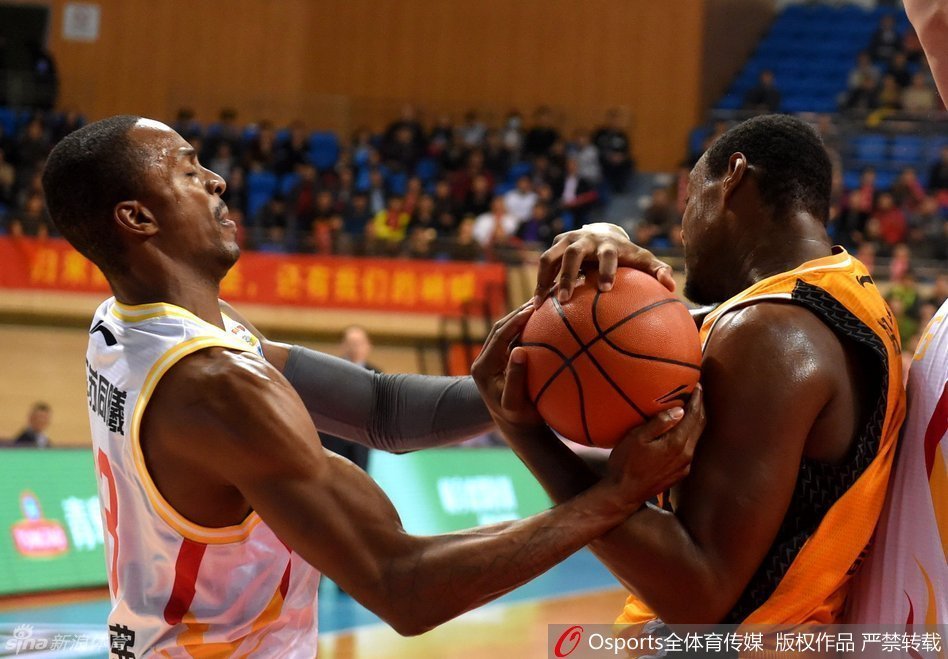 韩硕双手紧握篮球，怒不可遏地将球狠狠砸向地板，球弹起的瞬间仿佛也带着他的怒火，队友们纷纷上前试图安抚这位情绪激动的后场核心。