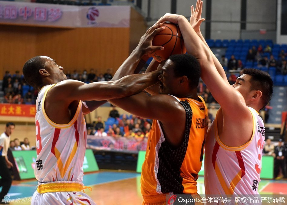 混乱的篮下瞬间成为战场，只见人仰马翻，数不清的手臂在争抢着那颗橙色的皮球，哪怕是倒在地板上，球员们也依旧用尽全力将球死死护住，眼神中满是倔强。