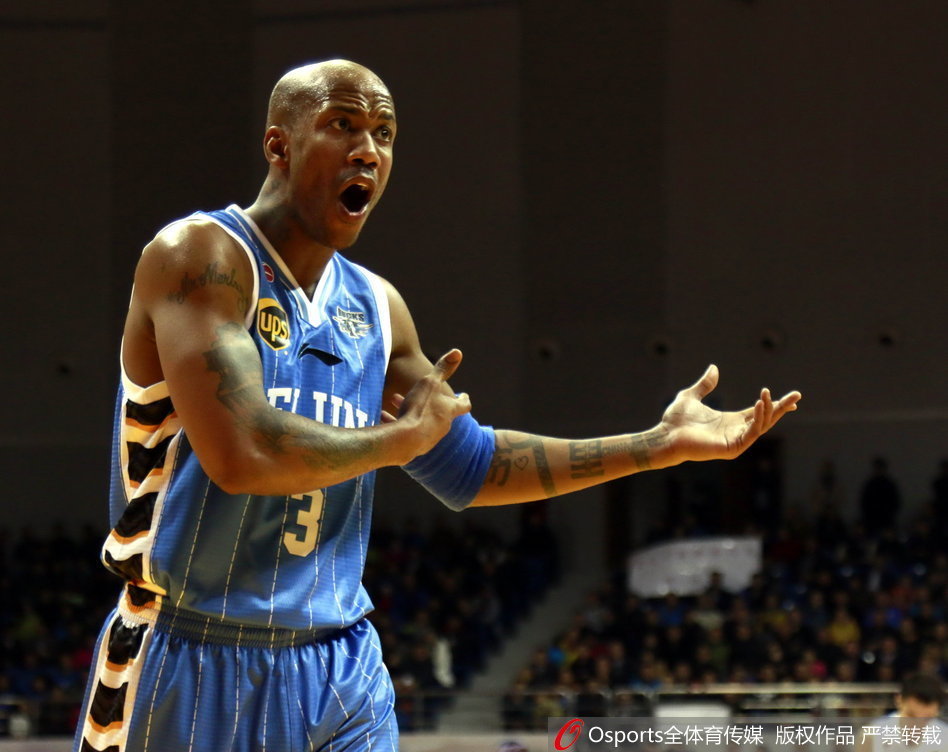 莫里斯在拼抢中捂住自己的手掌，面露痛苦之色，伤病困扰下的他依然选择坚持战斗，这种精神感染了在场的每一位队友。