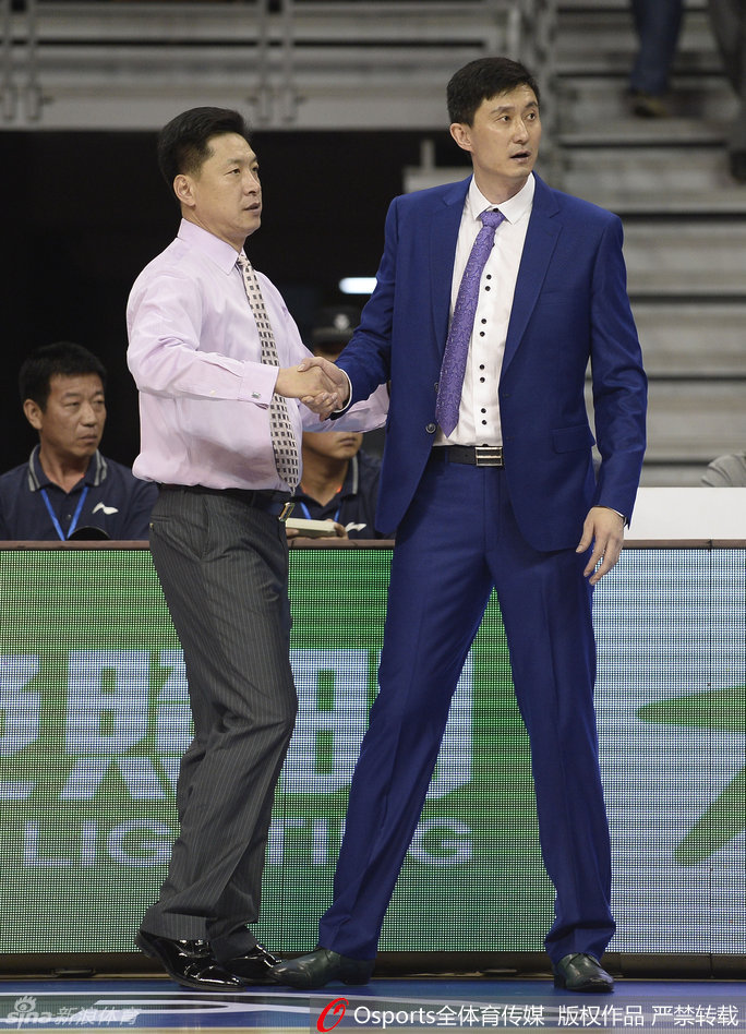 朱芳雨篮下背身强打，凭借经验与力量在肌肉丛中强硬取分，尽显老将风采。