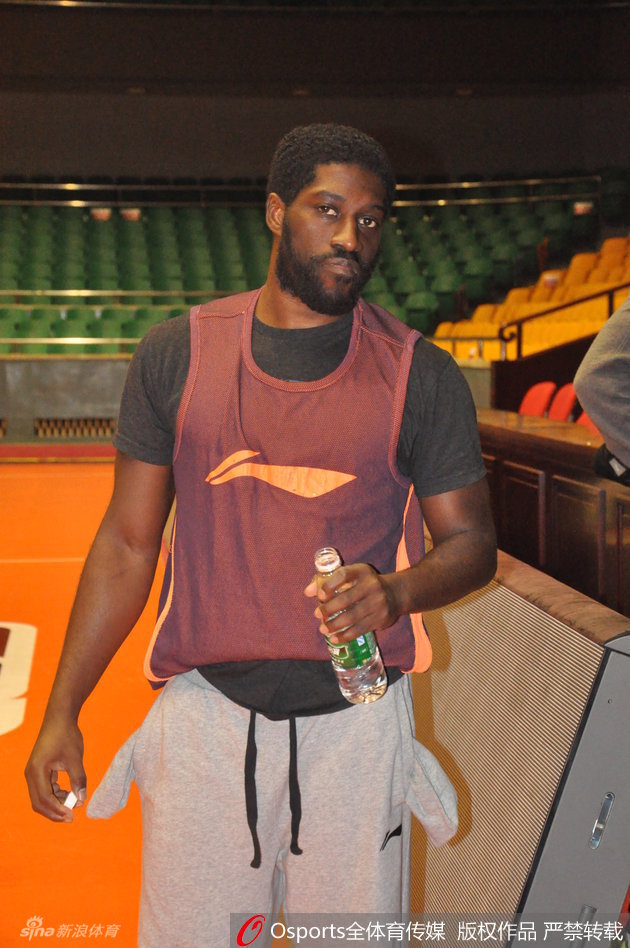 比斯利赤裸着上身，露出背部繁复的翅膀纹身，他扭头对着镜头露出顽皮的笑容，身旁的队友也被他的情绪感染，气氛轻松融洽。