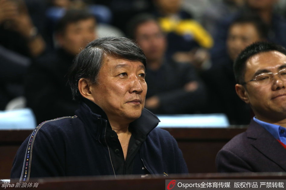 功勋教练宫鲁鸣现身看台，目光如炬地观察着场上每一位球员的表现，成为场边一道独特的风景。