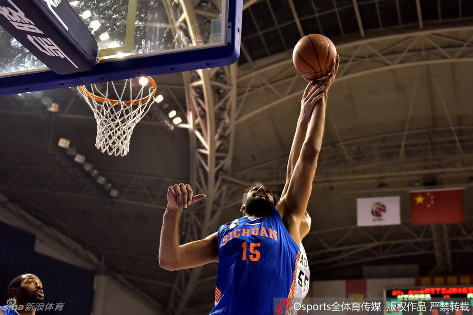 李晓旭在对手打手犯规后依然稳稳将球送入篮筐，眼神坚毅如魔兽下山。