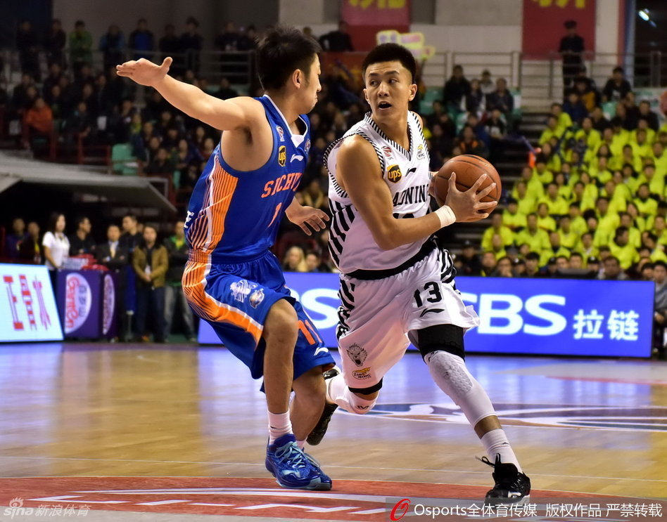 哈德森迎着防守人强行三分出手，皮球离手瞬间，自信已写在他飞扬的眉梢。