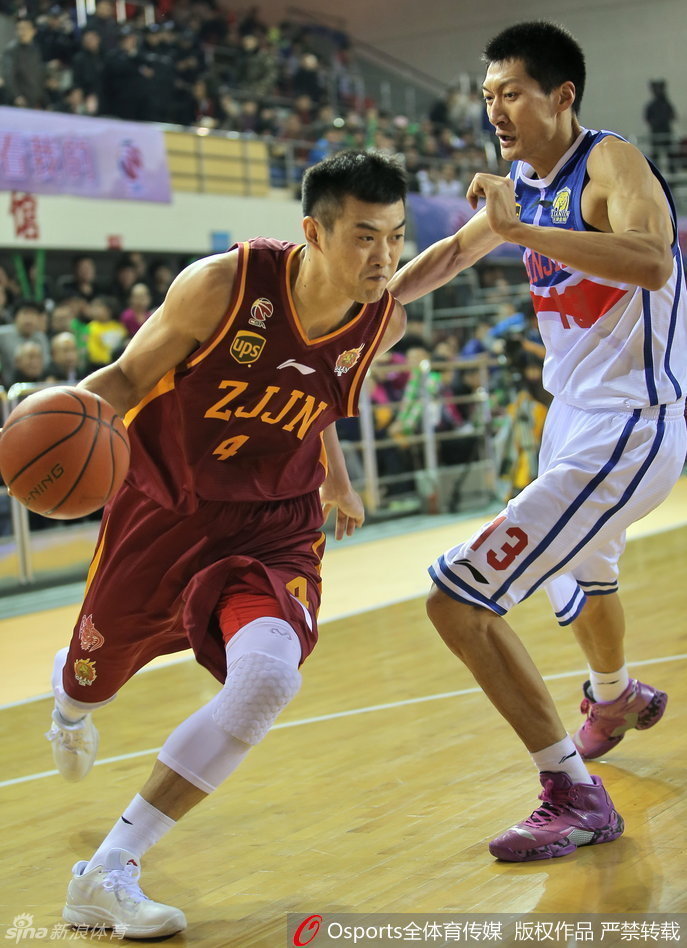 内线悍将张大宇在对方严密包夹之下，依然果断选择篮下强攻，展现了扎实的内线脚步。