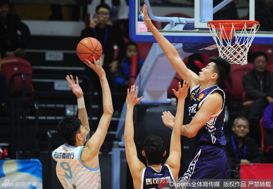 李慕豪跃起封盖周琦，篮下双塔对决火星四溅