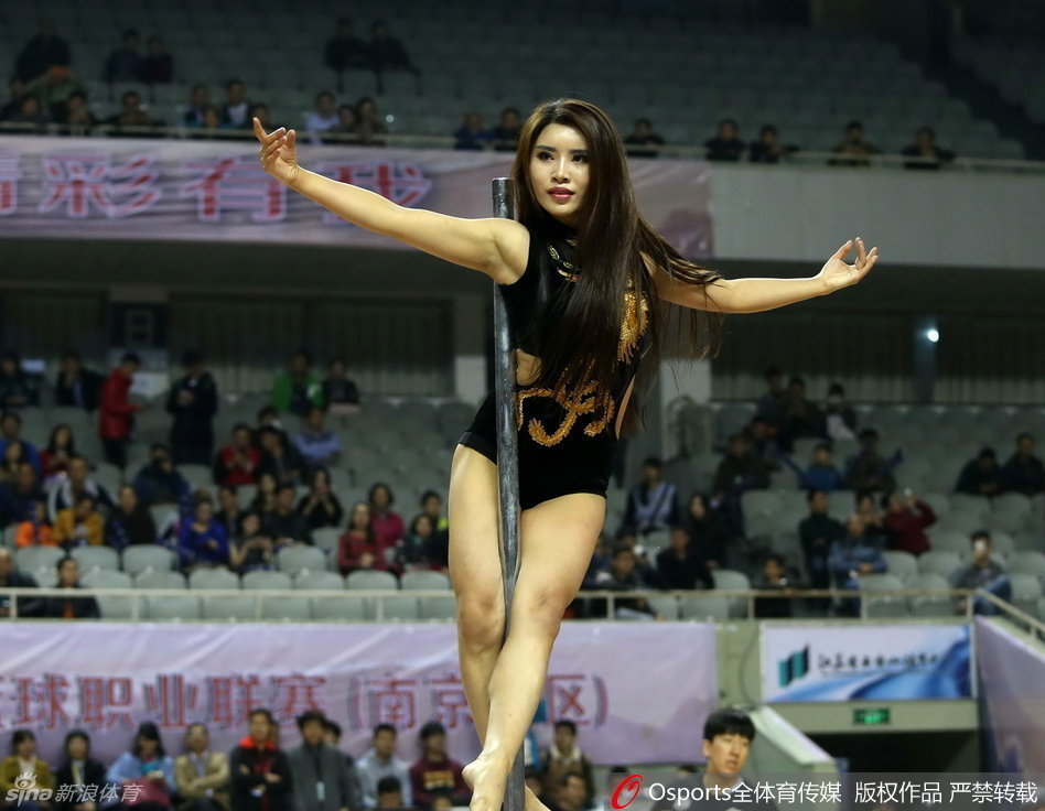 伴随着劲爆的电子鼓点，舞台上光影交错，特邀女DJ用她那充满节奏感的双手掌控着全场的脉搏，为激烈的篮球对抗注入了最时尚的律动元素。