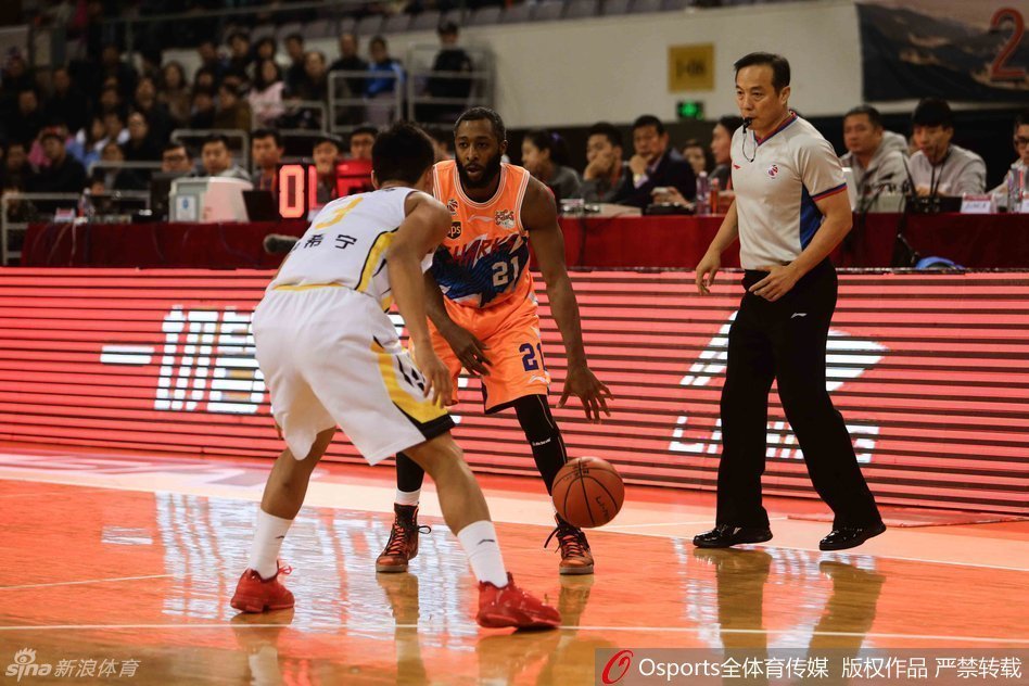 于梁在三分线外果断出手，眼神紧盯着飞向篮筐的篮球，这一刻他承担着全队的进攻希望。