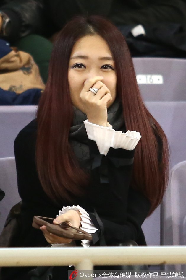 女球迷侧颜杀，高挺鼻梁与邓紫棋如复制粘贴，凝视赛场的眼神里透着专注