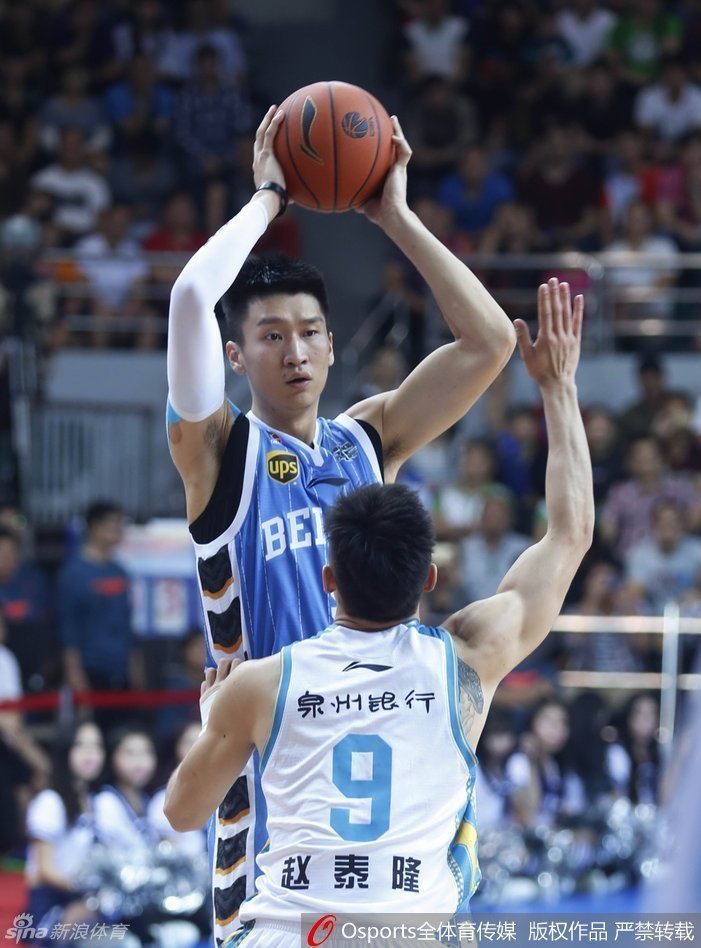 孙悦神情专注地掌控着球权，他那修长的身形在场上犹如一位指挥家，用眼神指挥着队友的跑位。