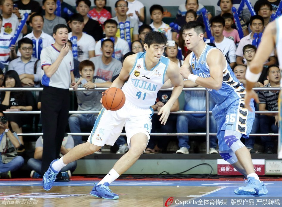 吉喆高高跃起，手腕轻柔一抖，中距离投篮应声入网，他的脸上写满了坚定与自信。