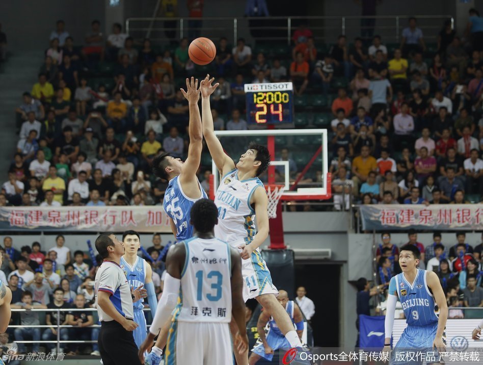 孙悦在弧顶指挥队友跑位，他那高大的身形和开阔的视野，完美诠释了组织核心的角色。