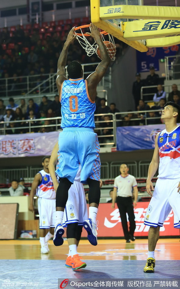 田垒命中关键三分后仰天长啸，双手握拳青筋暴起，用怒吼宣泄着压抑已久的情绪。