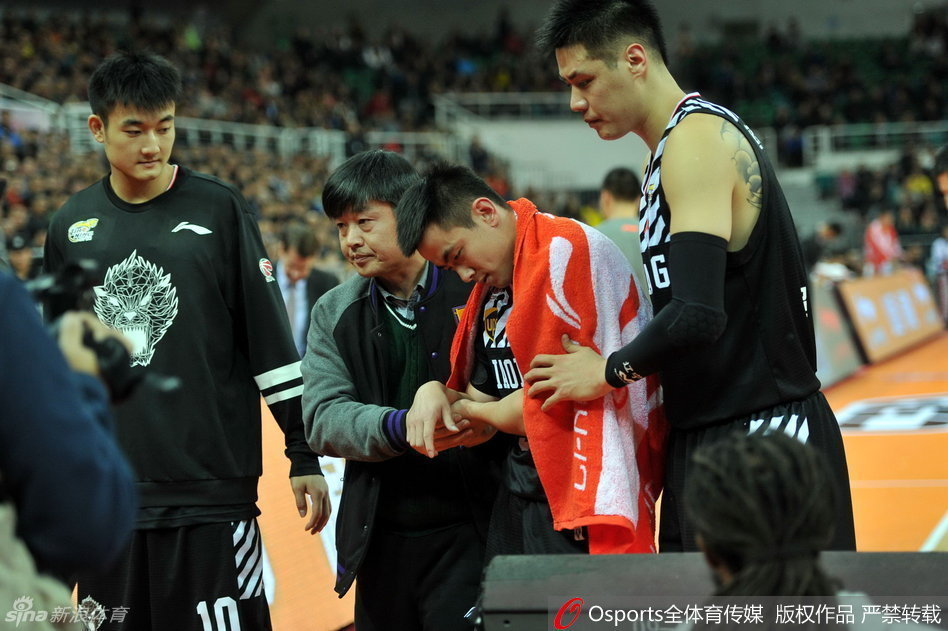 队医和队友迅速围成最坚固的人墙，试图保护倒地不起的赵继伟，赛场上的空气仿佛在这一刻凝固。