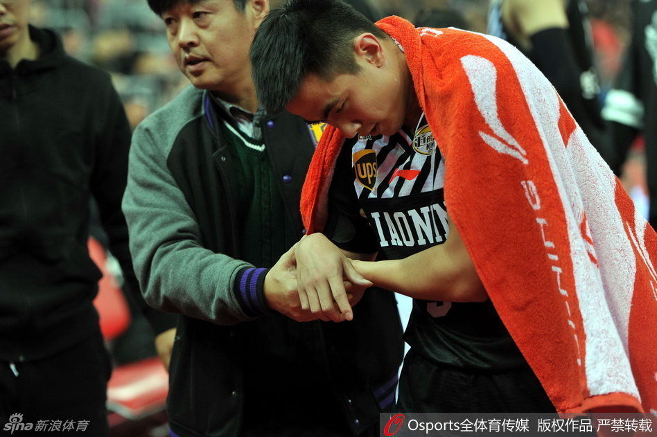 在队友的搀扶下，赵继伟无力地垂着受伤的右臂，巨大的疼痛让他不得不低头弯腰，一步步缓缓离开这个他热爱的战场。