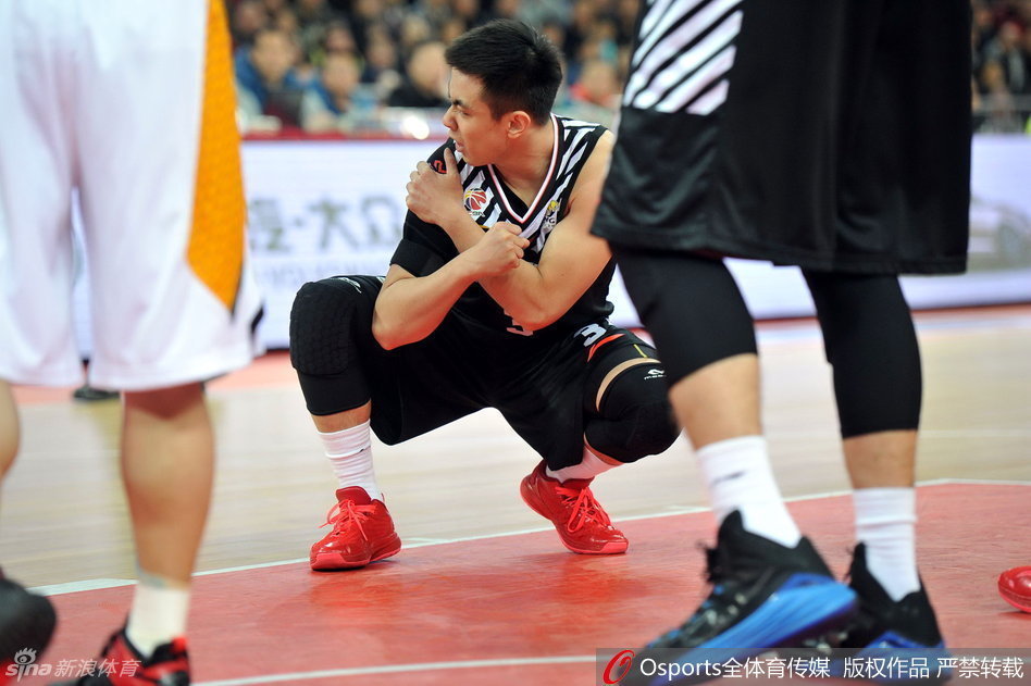 离开赛场前，赵继伟艰难地回头望向那片灯火通明的场地，眼神中充满了不舍与对迅速归来的渴望。