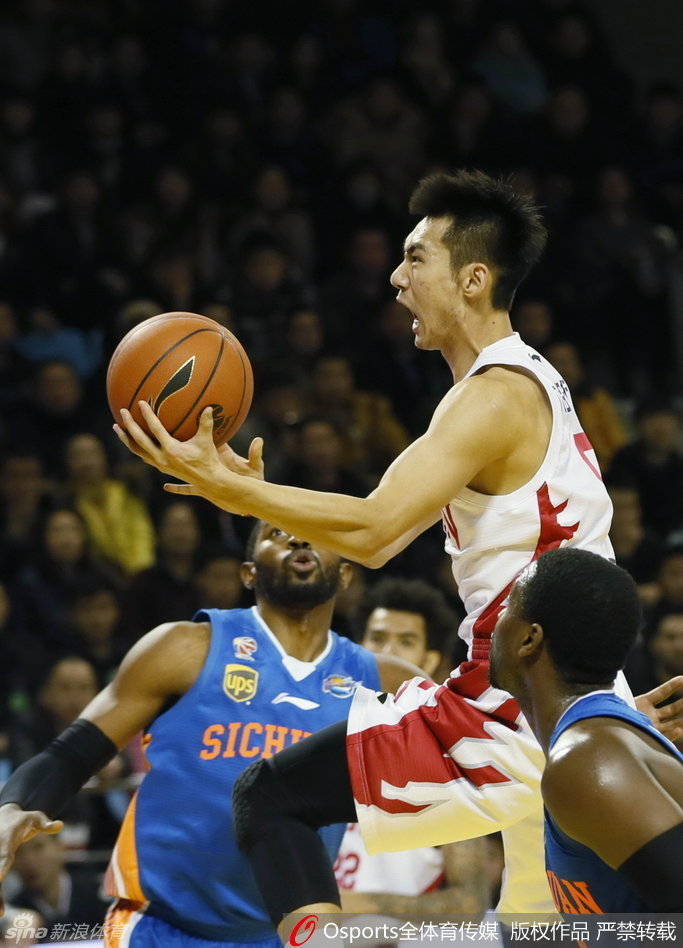 裁判鸣哨后，双方球员迅速围拢上前，情绪激动地对着裁判比划手势，试图解释场上的情况。