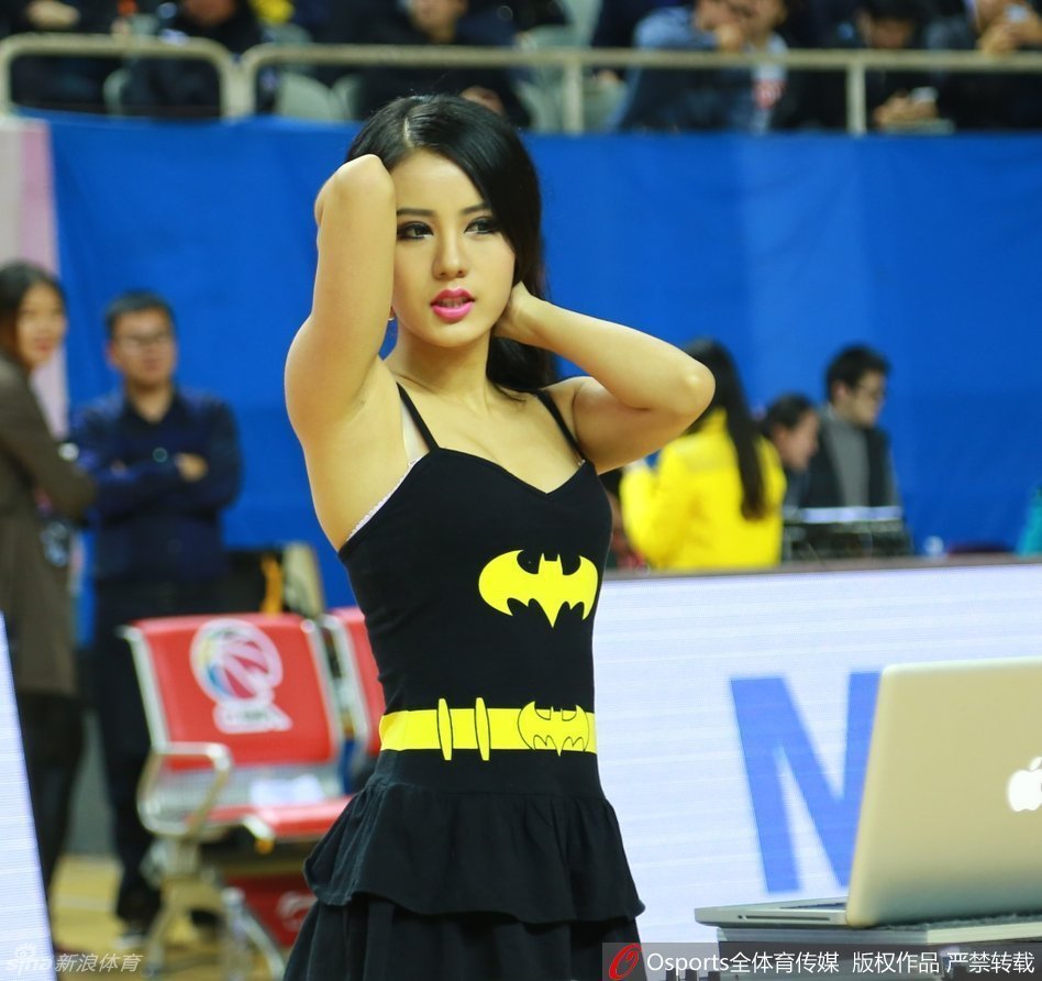 随着动感的节拍，美女DJ高举手臂激情互动，她身后的大屏幕上闪烁着炫目的光影，整个体育馆仿佛化身成了一个巨大的夜店。