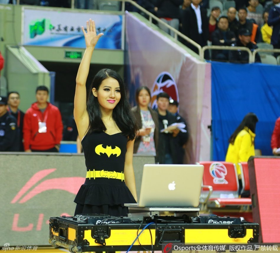 美女DJ面带自信的笑容，仿佛在用音乐与全场的球迷对话，她就是五台山主场那道最独特的风景线，用律动为球队注入能量。