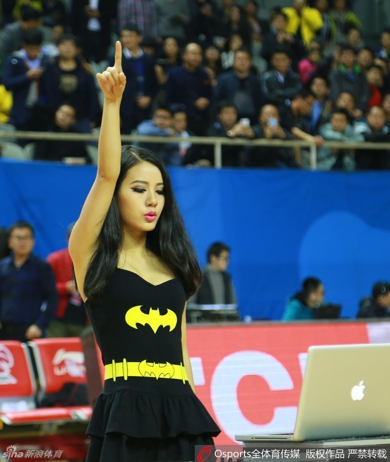 比赛进入暂停时间，美女DJ再次成为全场焦点，她卖力的表演赢得了看台上无数球迷的目光和喝彩，这，就是CBA的新魅力。