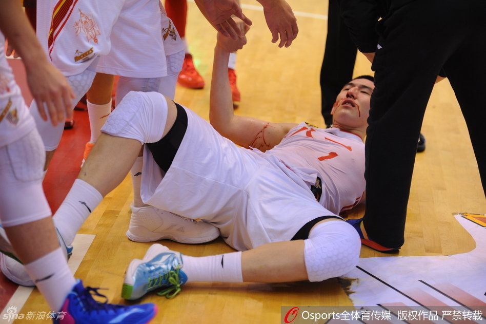 受伤后的付豪在场边接受治疗，白色的毛巾上沾满了鲜红的血迹，他只能仰头闭目，任由队医清理脸上的血污，略显稚嫩的脸上写满了不甘与坚强。