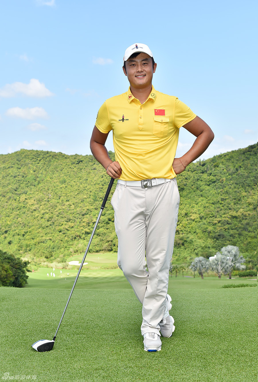 曹一在球场上露出阳光帅气的笑容，背景是广阔的绿地与蓝天