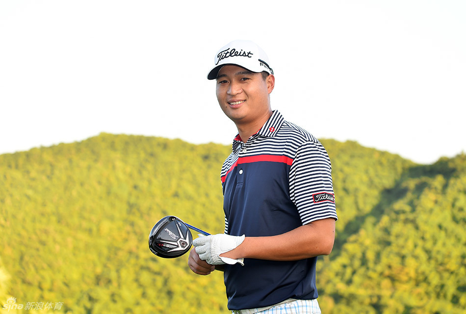 高尔夫球手在绿茵场上专注挥杆，动作流畅而充满力量感