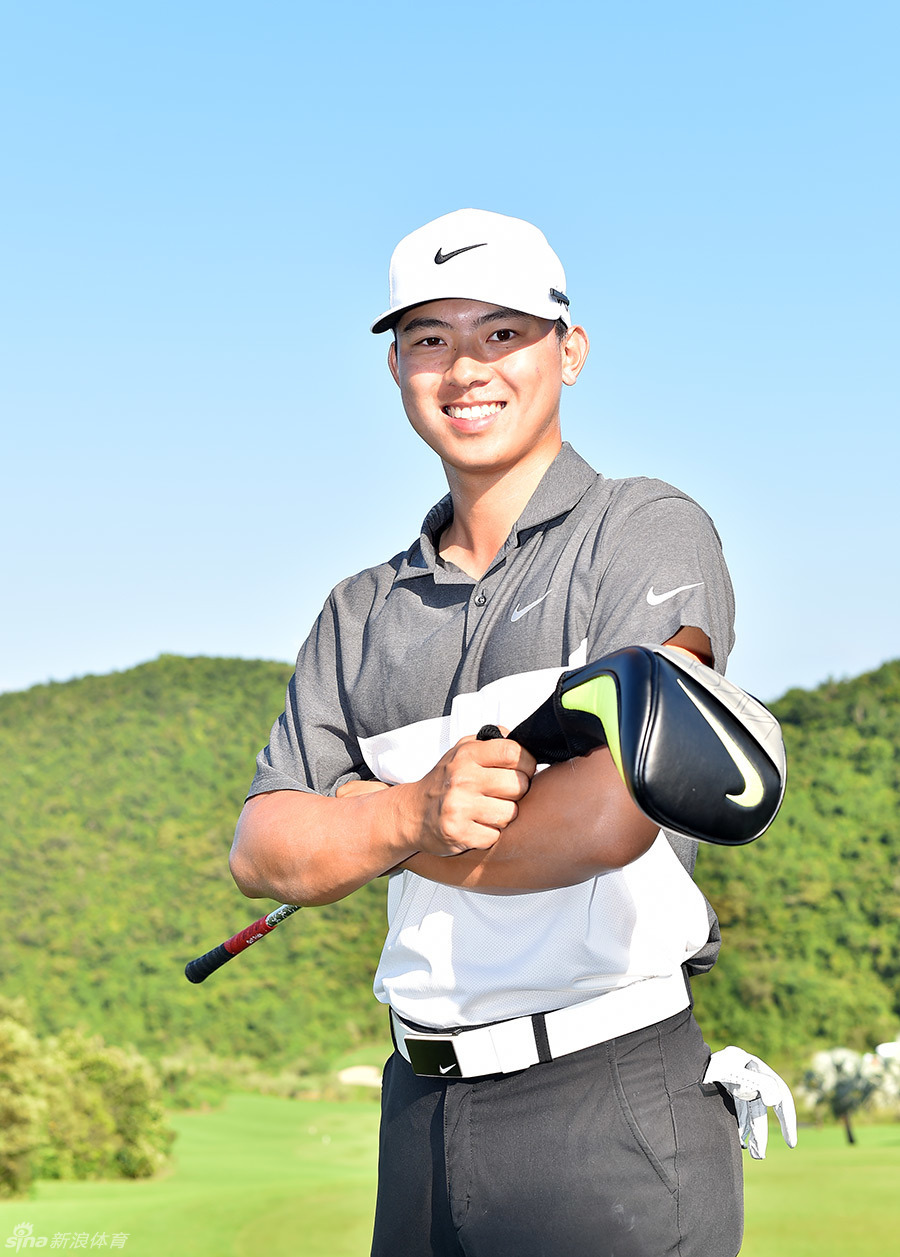 窦泽成面带温和微笑准备击球，专注中带着从容自信