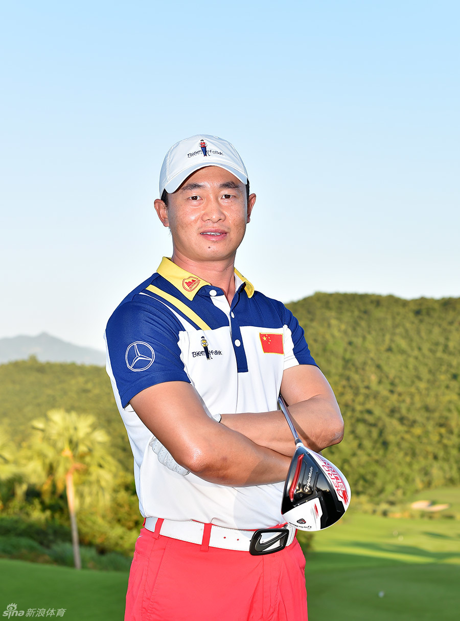 曹一全神贯注分析球场情况，思考最佳击球策略