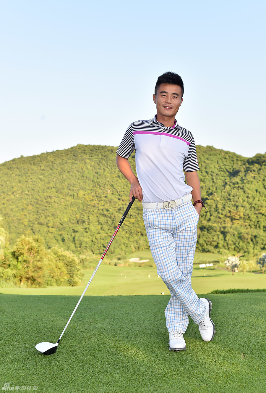 元天以狙击手般专注的造型准备击球，动作精准而有力