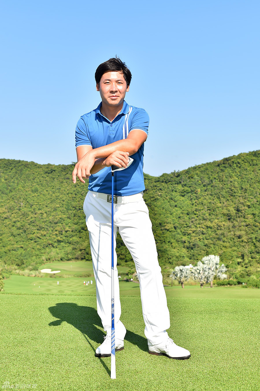 晁海蒙作为中国美巡赛新冠军，手握奖杯展现胜利喜悦