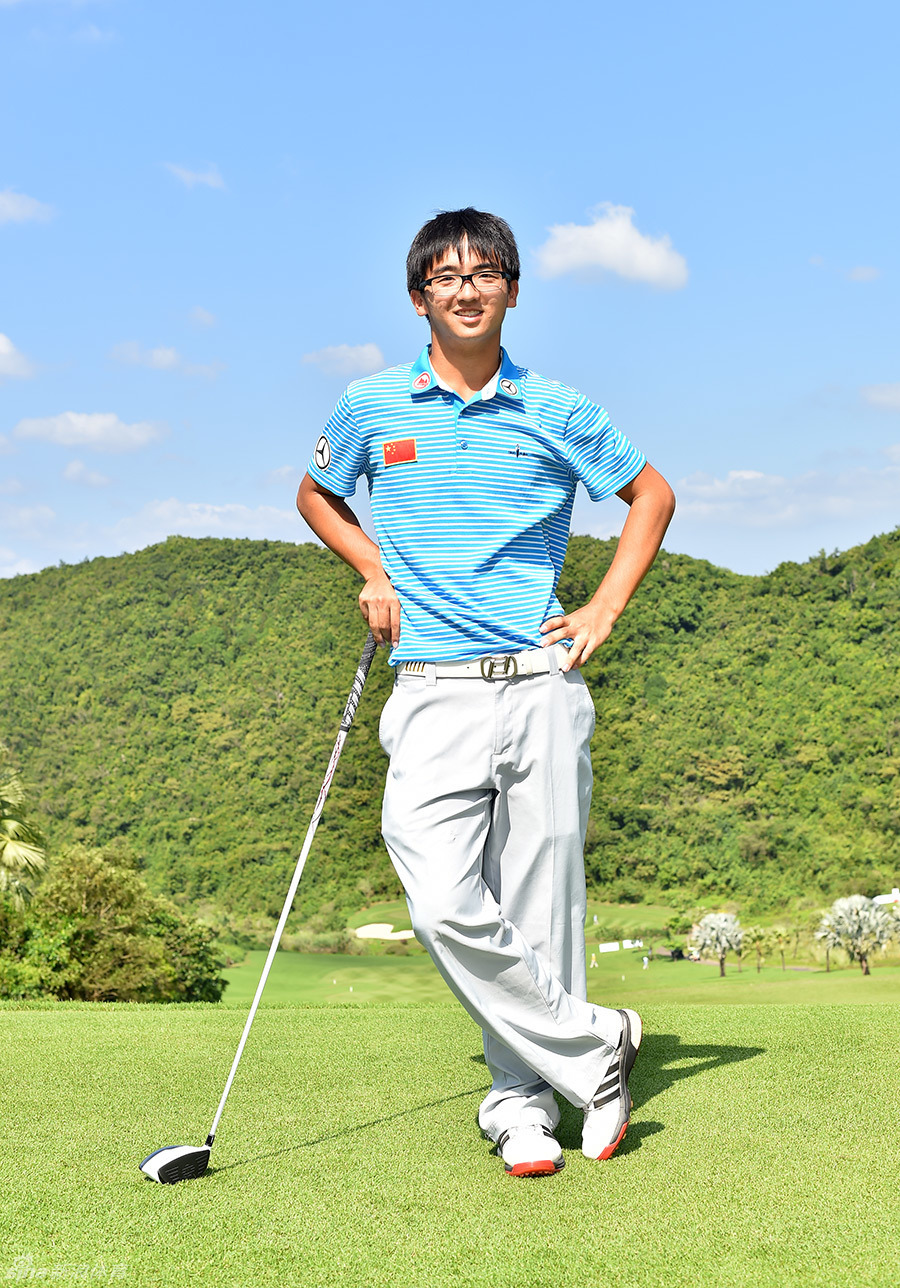 张蕙麟倚靠一号木球杆，神情放松中带着对比赛的思考