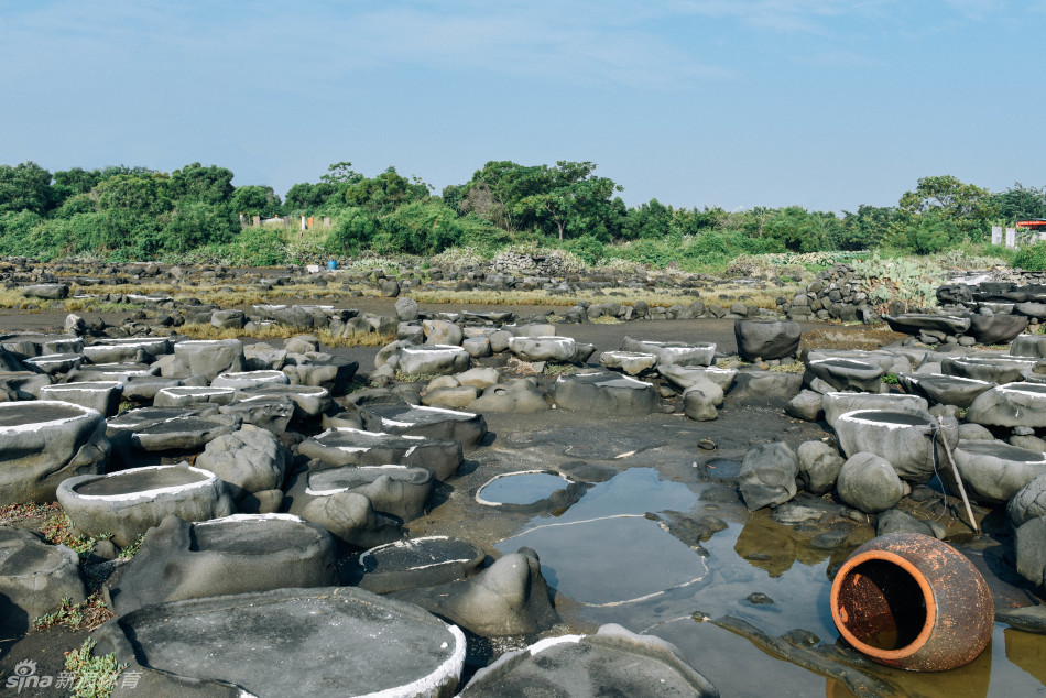 李佳雯与韩雨廷两位青少年高尔夫选手，自信地站在千年盐田旁，古老的地平线与他们年轻的身影构成一幅充满希望的画面。