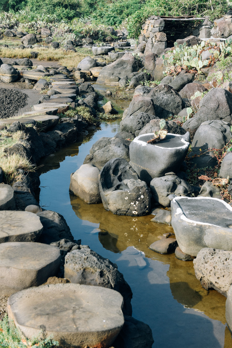 李佳雯挥杆的瞬间，笑容甜美而充满力量，身后是历经沧桑的盐田，传统与现代在此刻完美交融。